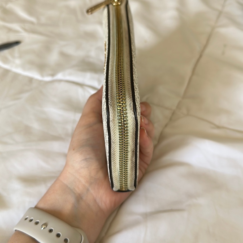 Michael Kors Pattern Wallet - Picture 4 of 11